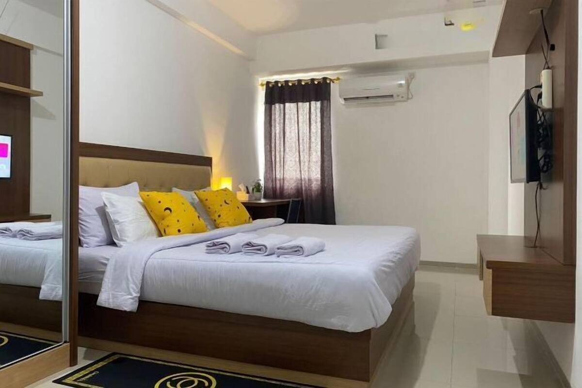 Desk, WiFi (free), bed sheets