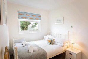 2 bedrooms, iron/ironing board, bed sheets