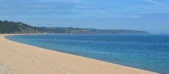 Chalet Peace ~ wonderful valley views, easy free parking, Wi-Fi