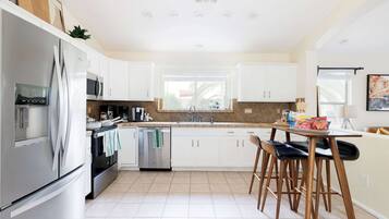 Frigorifero, microonde, forno, piano cottura