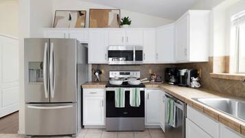 Frigorifero, microonde, forno, piano cottura