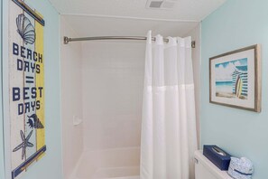 Badewanne, Haartrockner, Handtücher