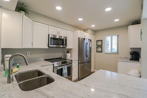 Frigorifero, microonde, forno, piano cottura