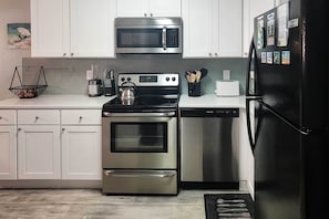 Fridge, microwave, stovetop, dishwasher