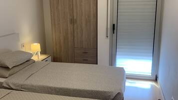 3 slaapkamers, een strijkplank/strijkijzer, gratis wifi, beddengoed