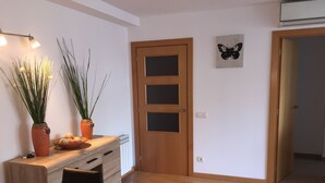 Una cocina moderna con armarios de madera, una mesa de comedor y plantas en macetas.