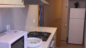 Een koelkast, een microgolfoven, een oven, een kookplaat