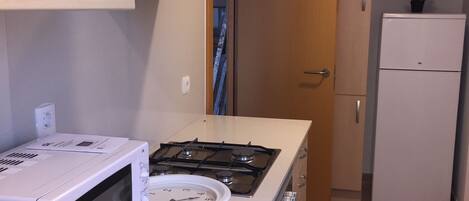 Kühlschrank, Mikrowelle, Ofen, Herdplatte