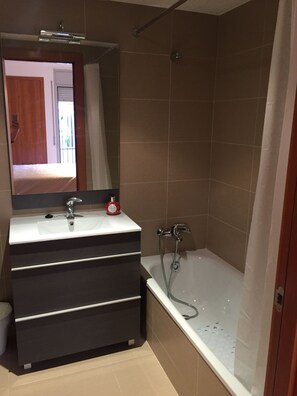 Combined shower/tub, free toiletries, hair dryer, slippers - New Apartment in Center of Calella-Barcelona (Calella)