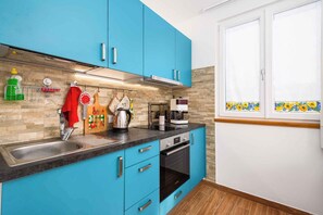 Køleskab, mikrobølgeovn, kogeplade, brødrister