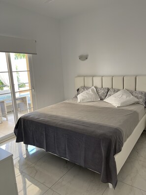 2 slaapkamers, een strijkplank/strijkijzer, reisbedje, wifi