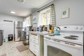 Fridge, microwave, stovetop, dishwasher - Seattle Garden Retreat: 7 Mi to Lumen Field! (Seattle)