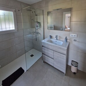 Shower, hair dryer, bidet, towels - Villa with spectacular sea views walking distance to Begur (Begur)