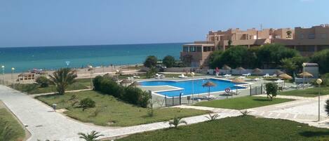 Una piscina al aire libre