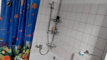 Baignoire, sĂšche-cheveux, serviettes fournies, savon