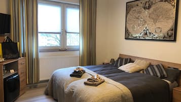 1 bedroom, desk, free WiFi, bed sheets