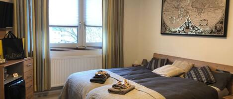 1 habitación, escritorio, wifi gratis y ropa de cama