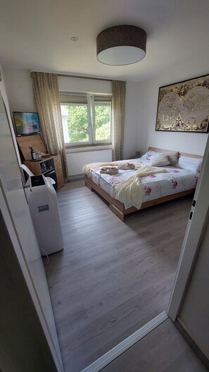 1 bedroom, desk, free WiFi, bed sheets