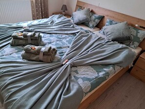 1 bedroom, desk, free WiFi, bed sheets