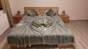 1 bedroom, desk, free WiFi, bed sheets
