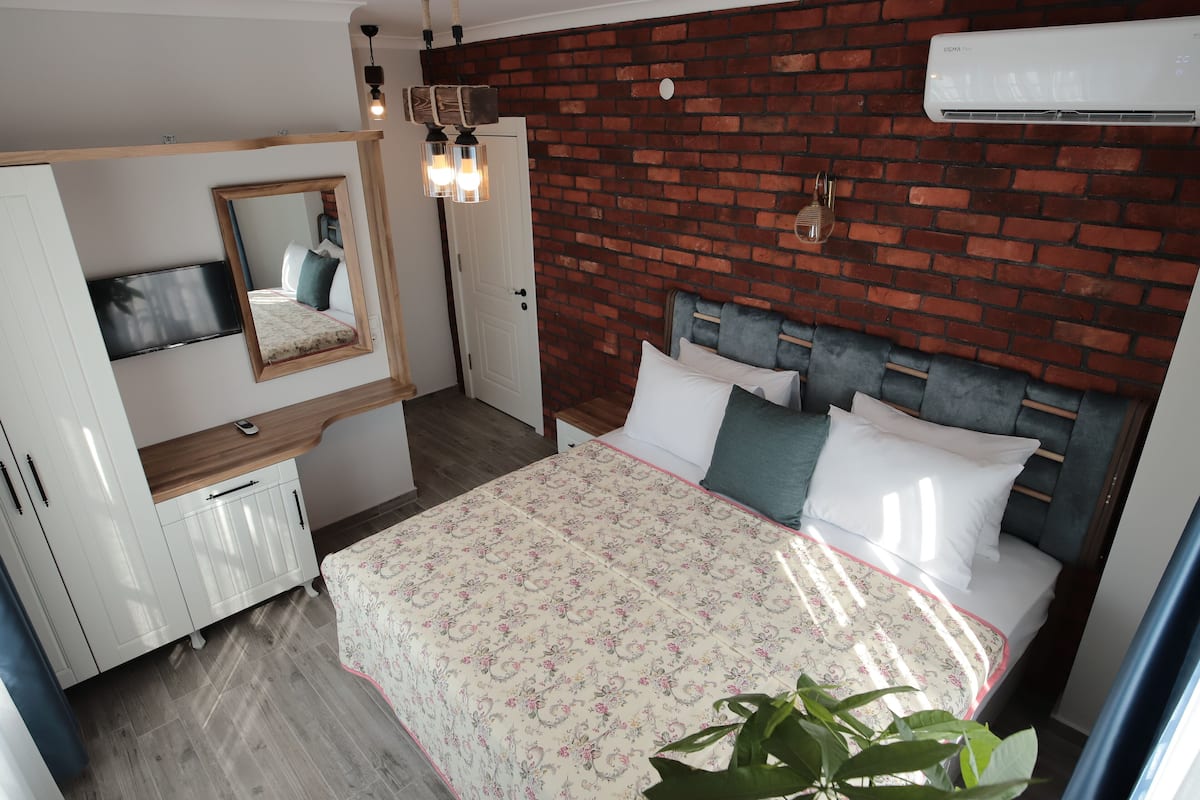 Standard Room | Desk, laptop workspace, bed sheets