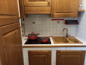 Frigorifero, piano cottura, macchina per tè/caffè, bollitore elettrico