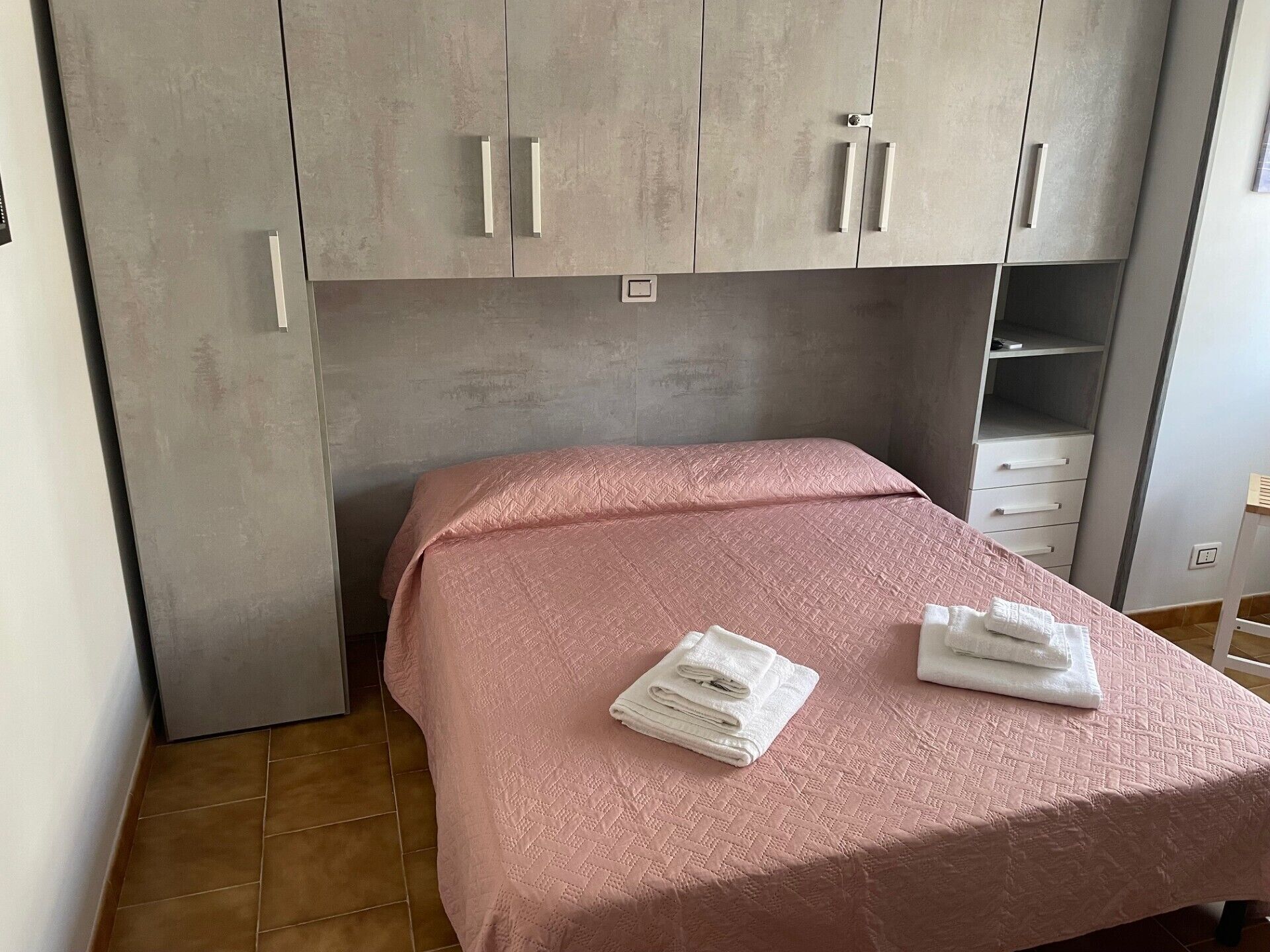 1 chambre, fer et planche à repasser, Wi-Fi gratuit, draps fournis