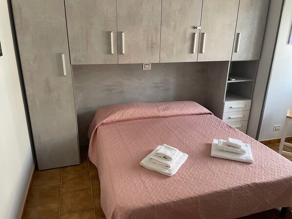 1 chambre, fer et planche à repasser, Wi-Fi gratuit, draps fournis