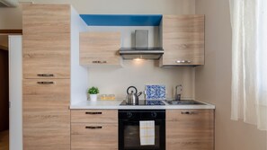 Réfrigérateur, four, batterie de cuisine, vaisselle et ustensiles