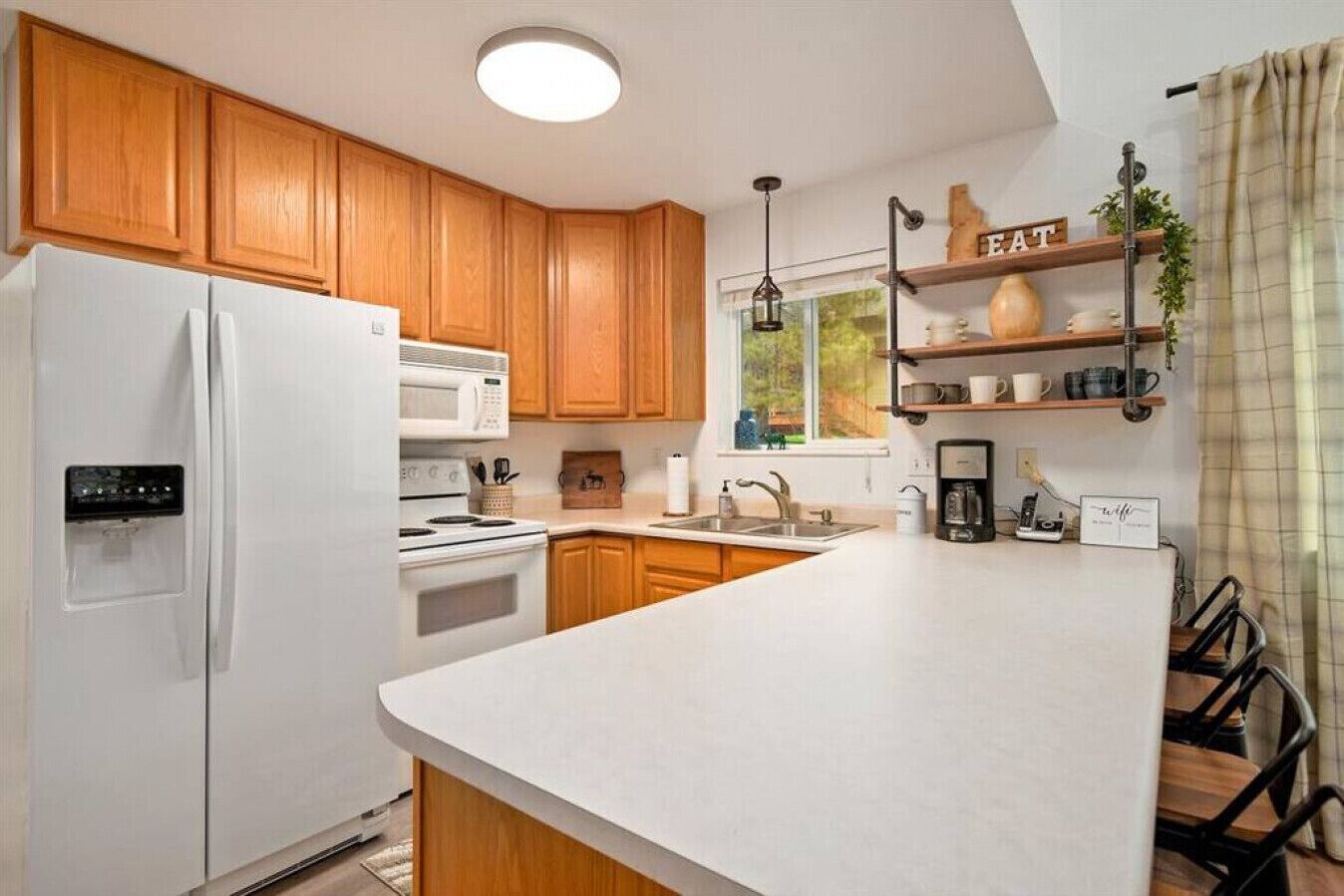 Coffee/tea maker, fridge, microwave, oven