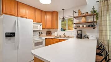 Coffee/tea maker, fridge, microwave, oven