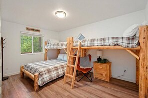 3 habitaciones, escritorio y tabla de planchar con plancha 