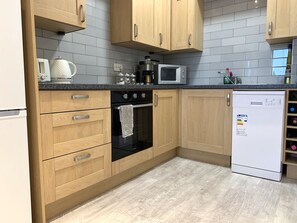 Microwave, dishwasher, coffee/tea maker, cookware/dishes/utensils - Romantic hideaway, seconds away from Perran beach (Perranporth)