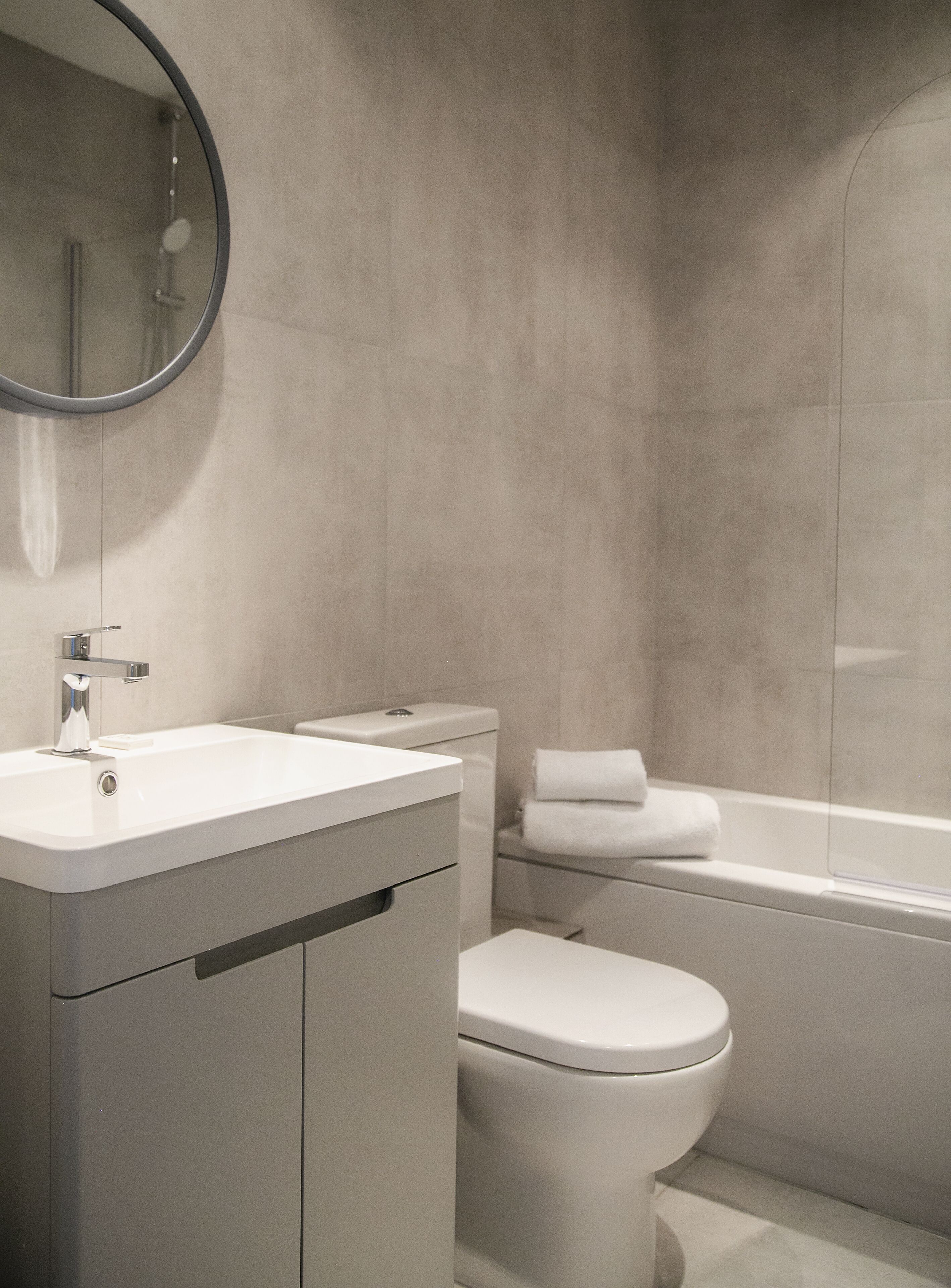 Combined shower/tub, towels, soap, toilet paper