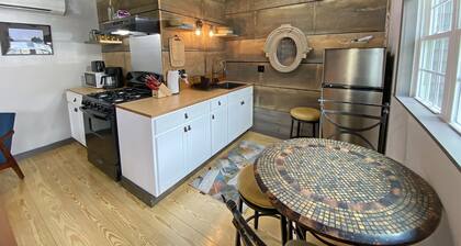 Cozy 2BR with Rustic Decor Near Downtown