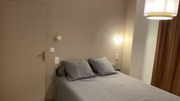 2 bedrooms, travel cot, free WiFi, bed sheets