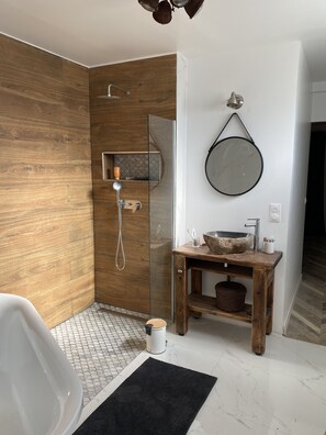 Duschwanne, Haartrockner, Handtücher, Toilettenpapier