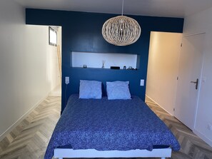 2 bedrooms, travel crib, free WiFi, bed sheets