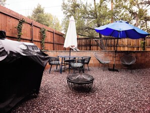 Outdoor dining - Good Vibes Sedona Ground Level Studio Retreat — Private Yard, Fire Pit, BBQ (Sedona)