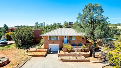 Good Vibes Sedona Ground Level Studio Retreat — Private Yard, Fire Pit, BBQ