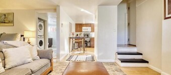 Good Vibes Sedona Ground Level Studio Retreat — Private Yard, Fire Pit, BBQ