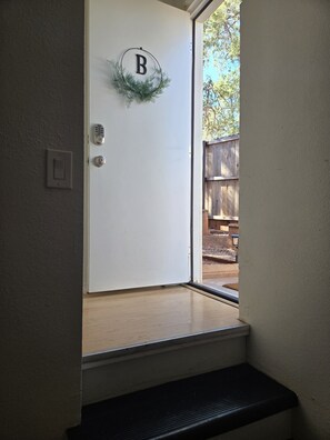 Interior - Good Vibes Sedona Ground Level Studio Retreat — Private Yard, Fire Pit, BBQ (Sedona)
