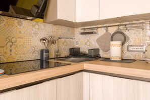 Fridge, microwave, stovetop, cookware/dishes/utensils