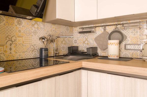 Kühlschrank, Mikrowelle, Wasserkocher, Kochgeschirr/Geschirr/Besteck