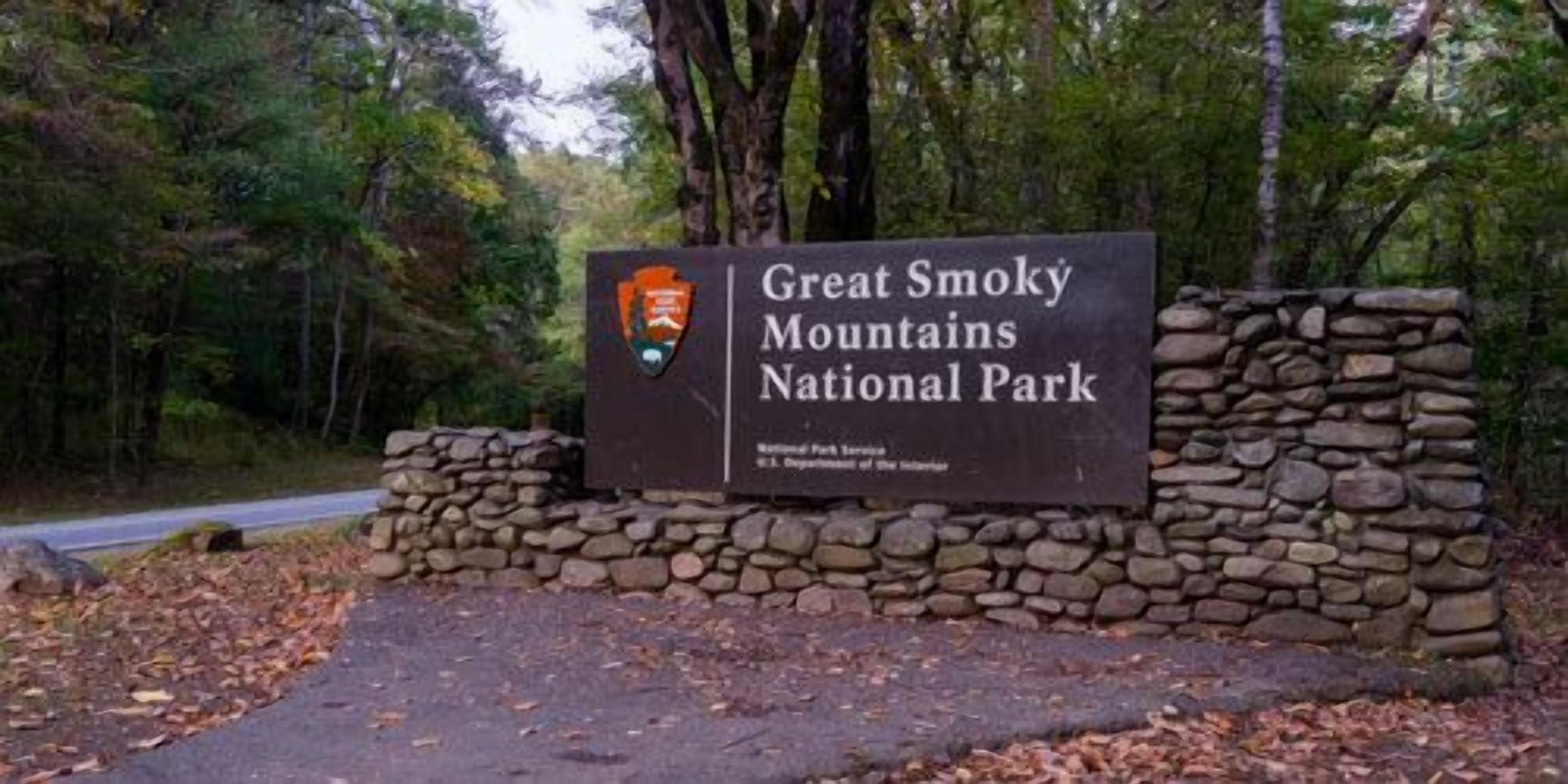 Señal para el Parque Nacional de las Montañas Humeantes.