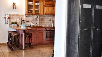 Kühlschrank, Ofen, Wasserkocher mit Kaffee-/Teezubehör, Toaster