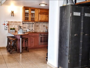 Frigorífic, forn, cafetera i tetera i torradora 