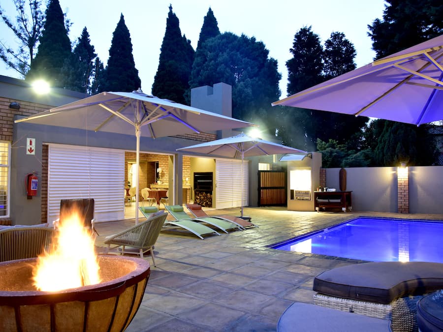 Utendørsbasseng, bassengparasoller og solsenger