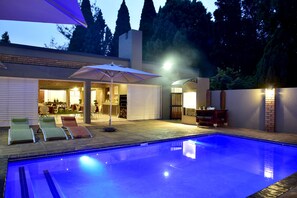 Ulkouima-allas, aurinkovarjoja, aurinkotuoleja