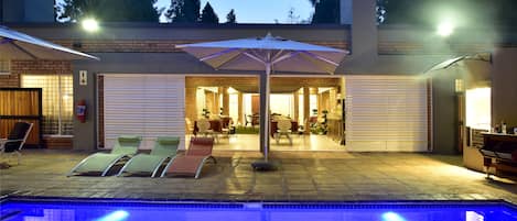 Piscine extérieure, parasols de plage, chaises longues